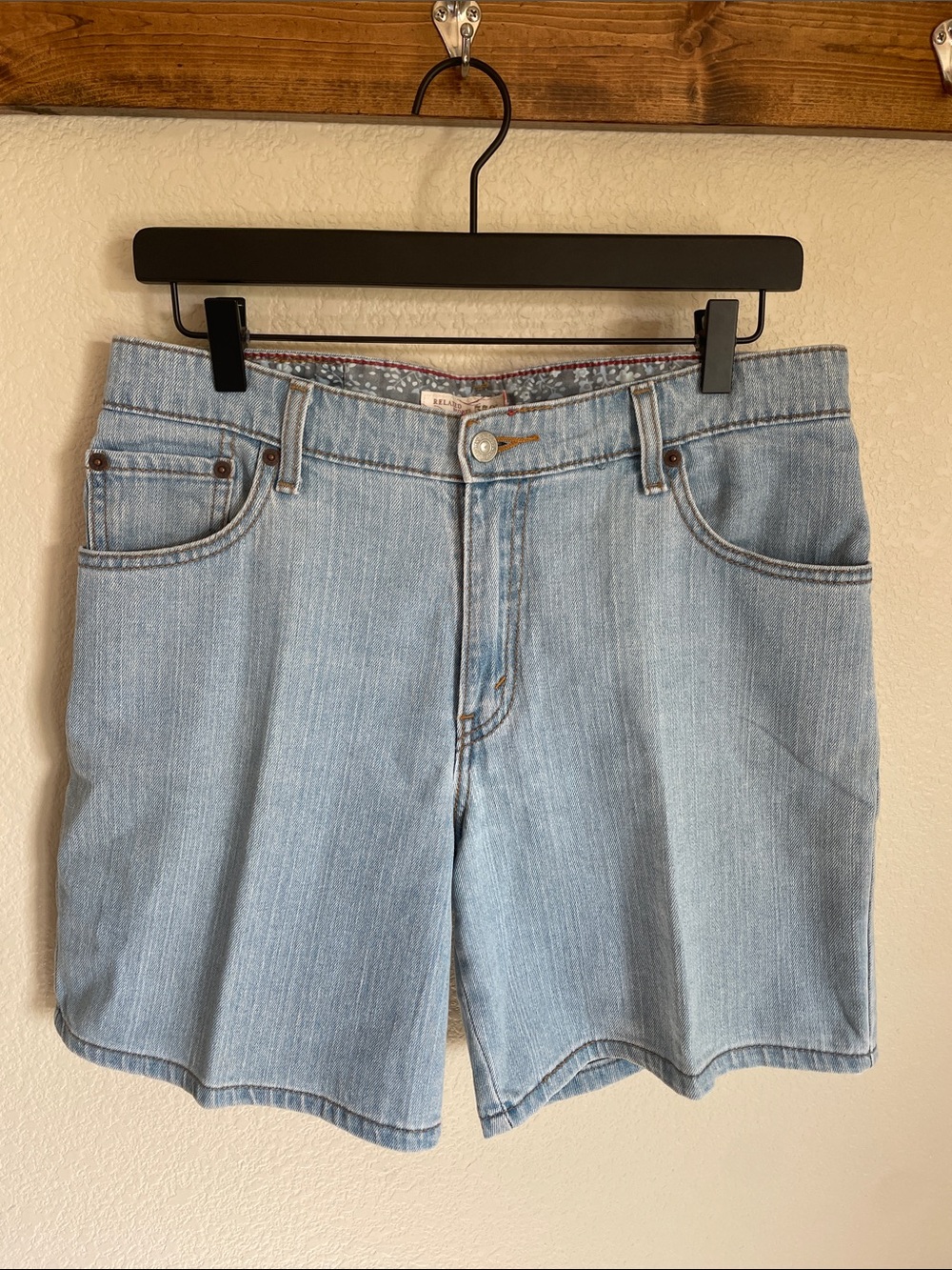 Levi's 550 Relaxed Light Blue Denim Jean Shorts 10 7” Inseam Casual Western